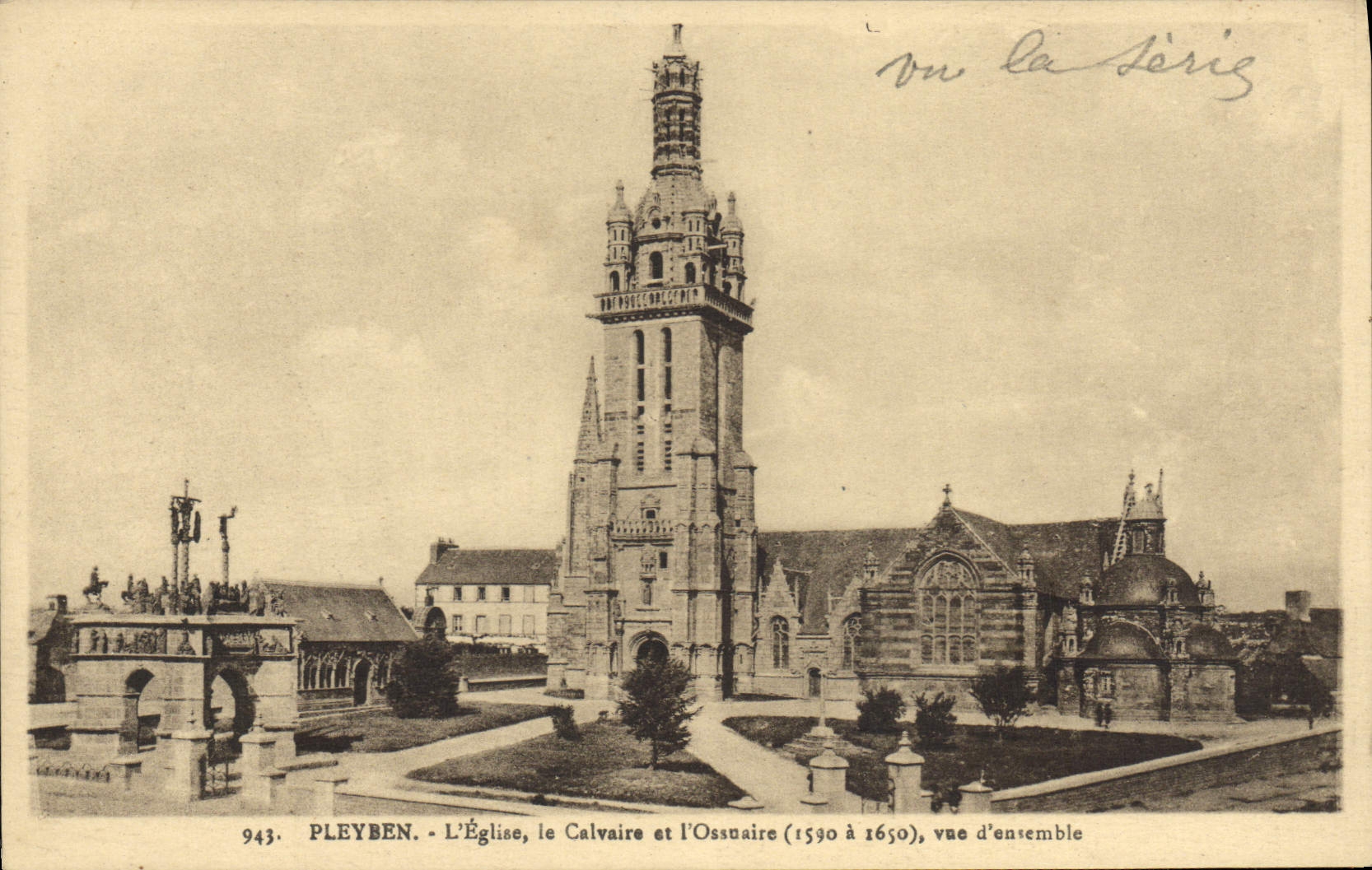 CPA Pleyben L'Eglise le Calvaire et l'Ossvaire Vue d'Ensemble