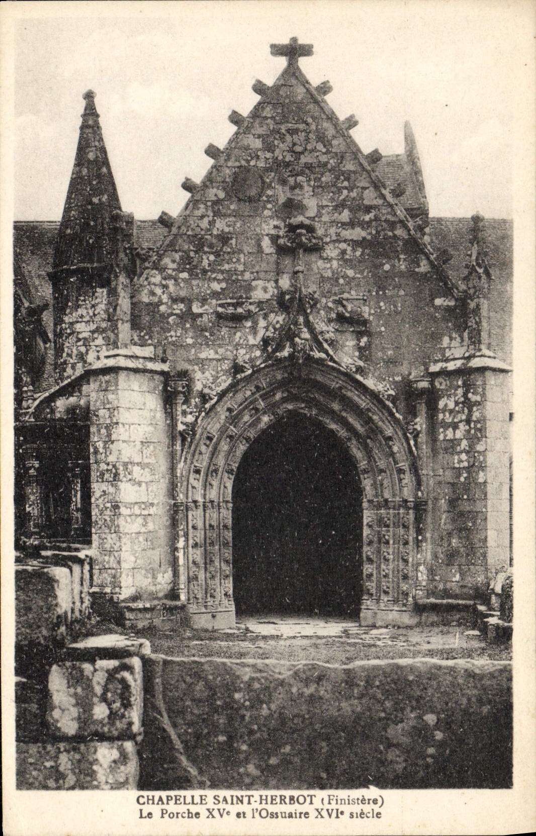CPA Chapelle Saint Herbot Le Porche XV et I'Ossuaire XVI Siecle