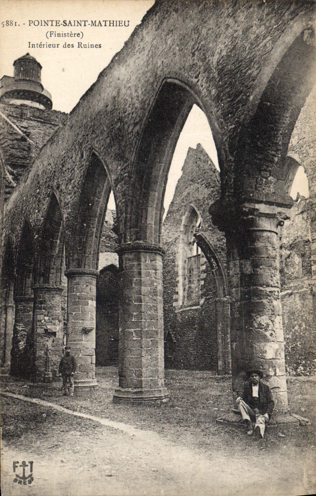 CPA Pointe Saint Mathieu Interieur des Ruines