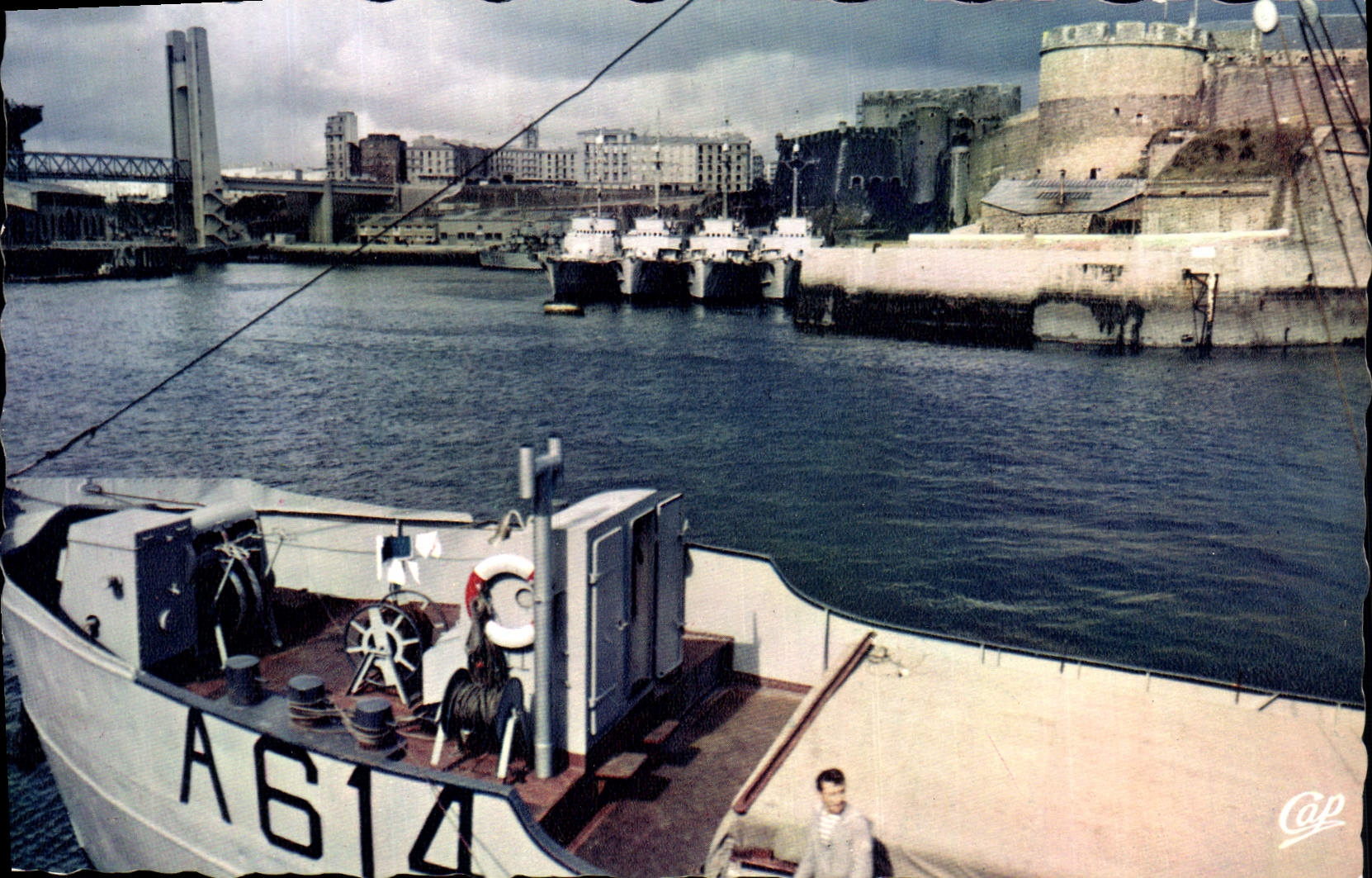 CPM Brest Le Pont de Recouvrance Patrouilleurs a Quai Bateaux