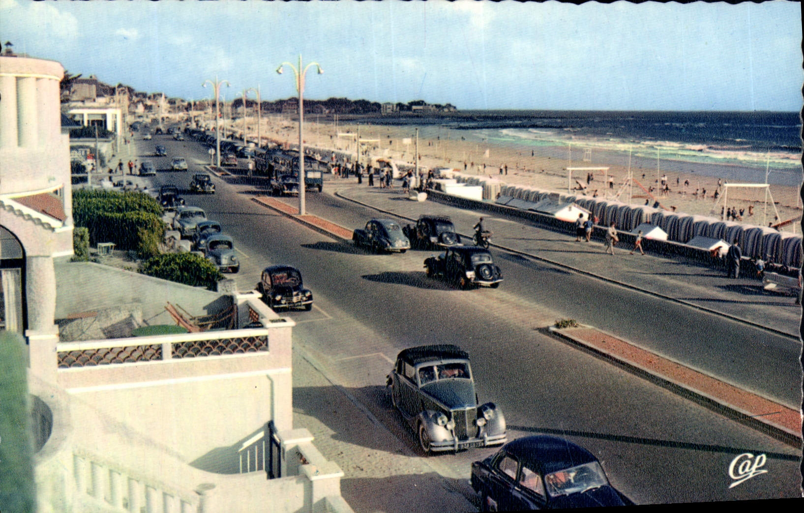 CPM Pornichet La Plage et le Remblai Automobile