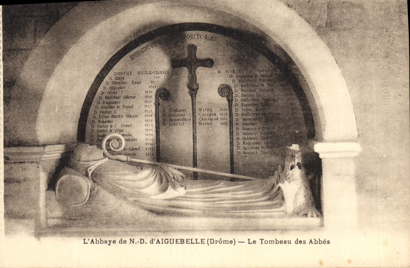 CPA L'Abbaye De ND D'Aiguebelle Le tombeau des abbes