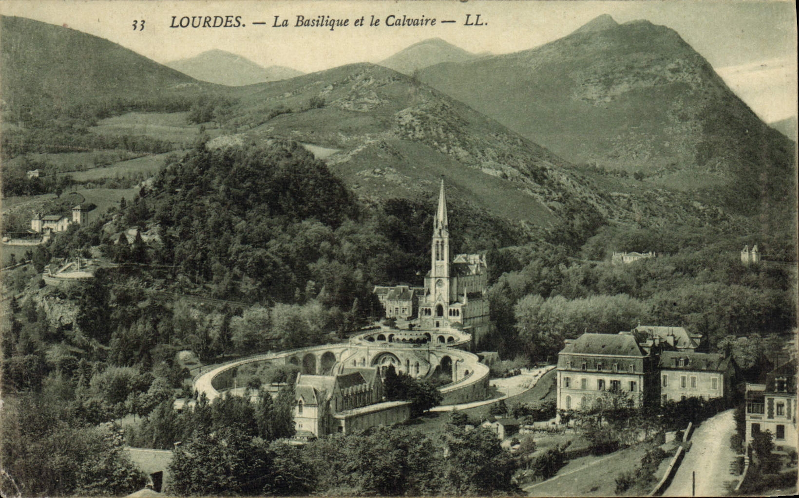 CPA Lourdes La Basilique Et Le Calvaire