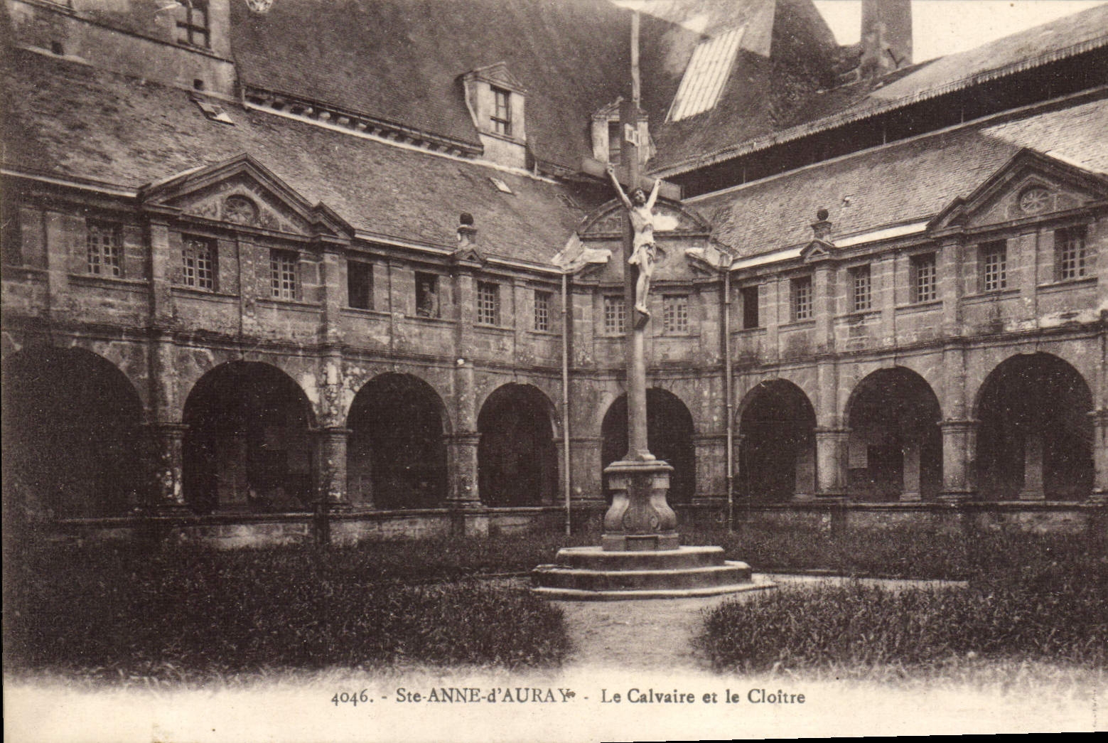 CPA Ste Anne D'Auray Le Calvaire Et Le Cloitre