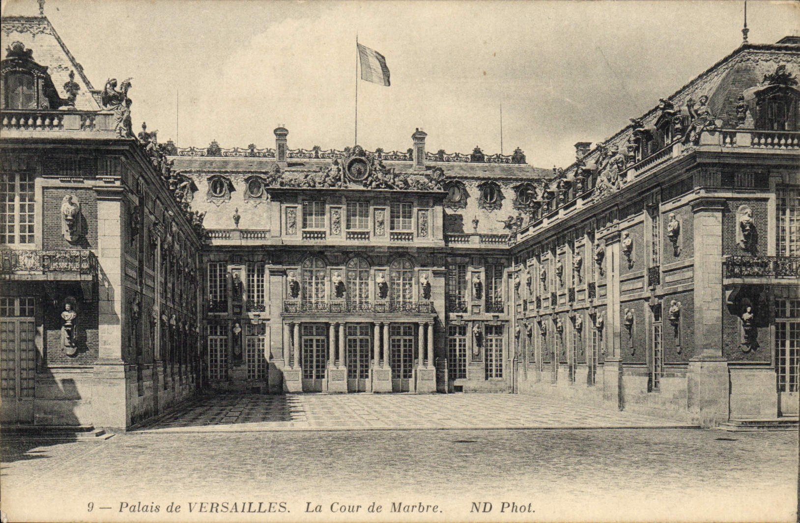 CPA Palais De Versailles La Cour De Marbre