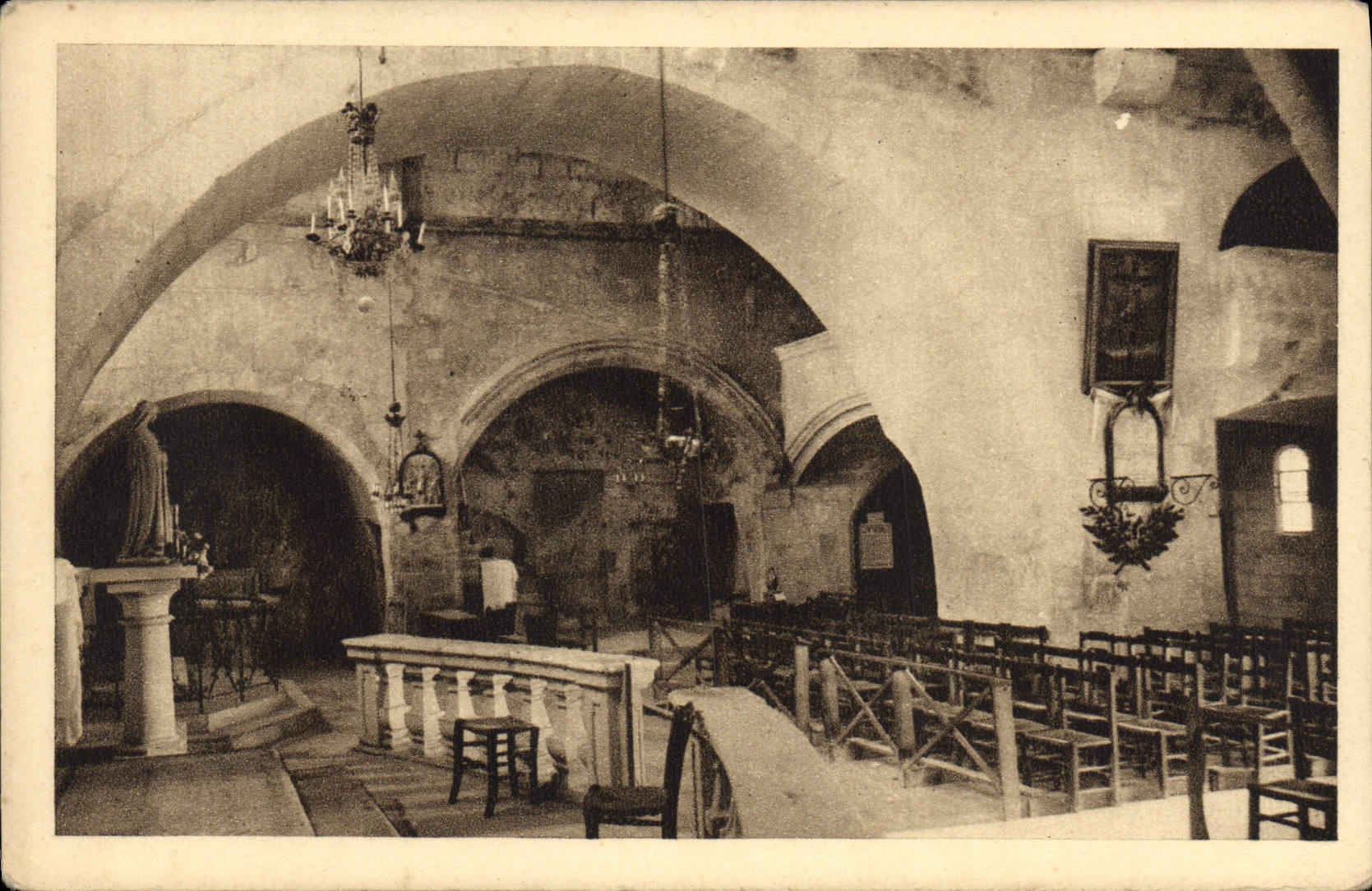 CPA Les Baux Interieur De l'Eglise St Vincent