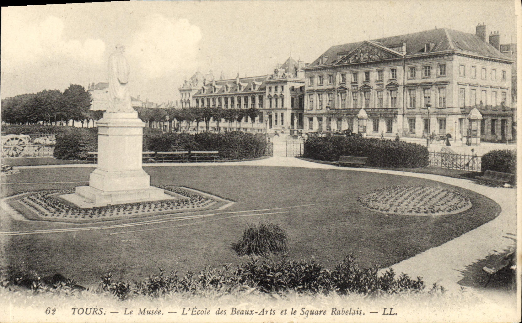 CPA Tours Le Musee L'Ecole Des Beaux Arts et le square Rabelais 
