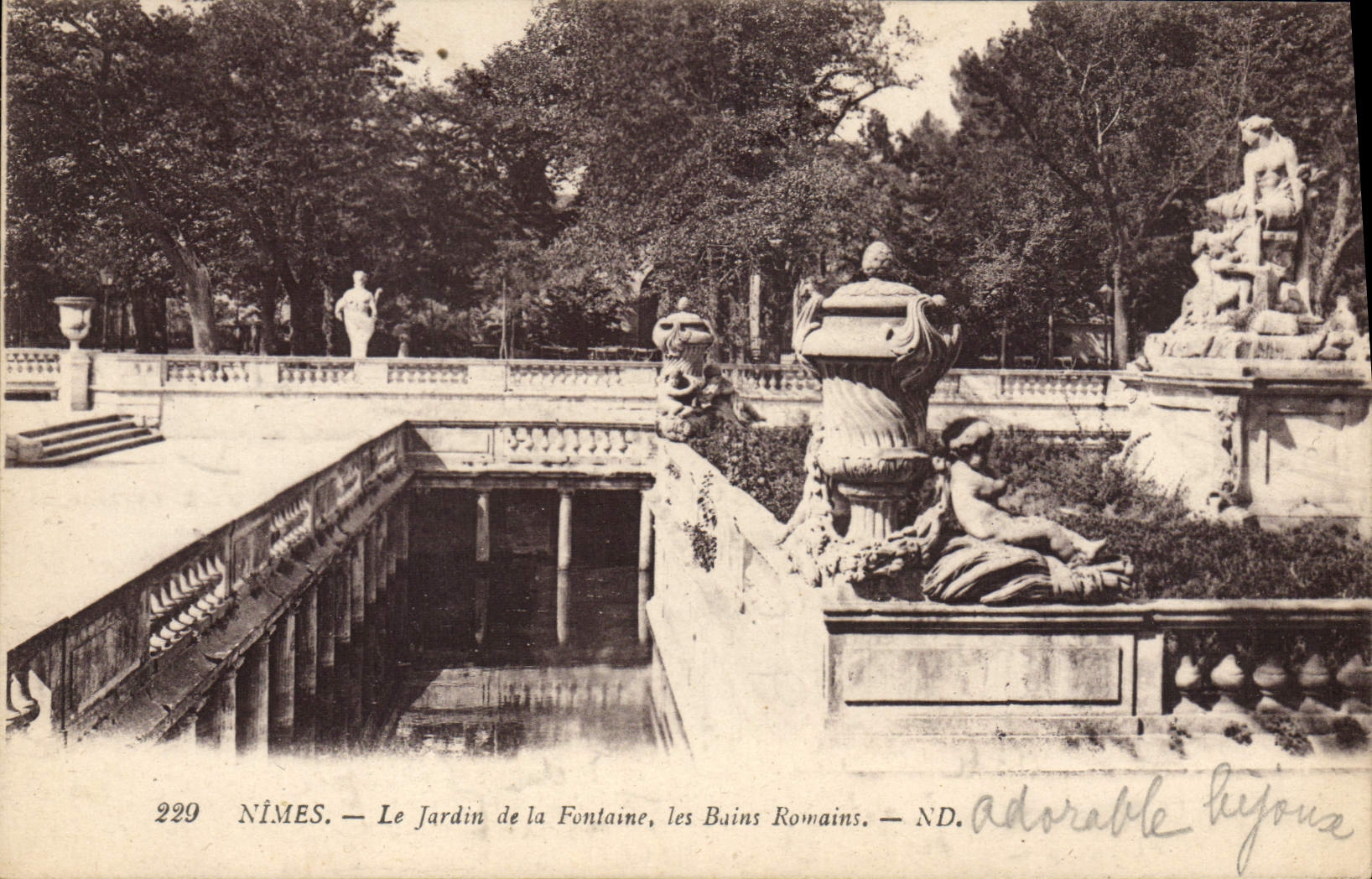 Nîmes — Le Jardin de la Fontaine, les Bains Romains — ND. Adorable Hijoua