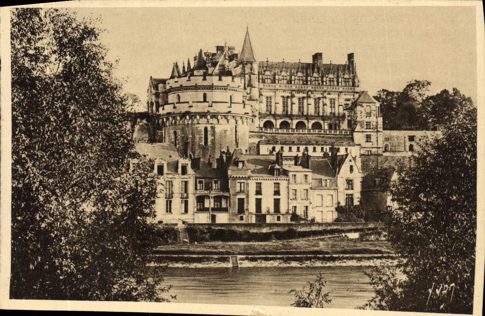 CPA Amboise Vu Des Bord De La Loire