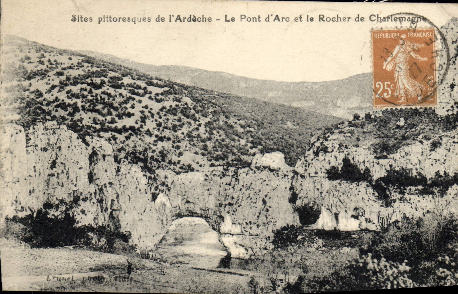 Le Pont d'Arc et le Rocher de Charlemagne — Sites pittoresques de l'Ardèche — Ernuel photo Alais