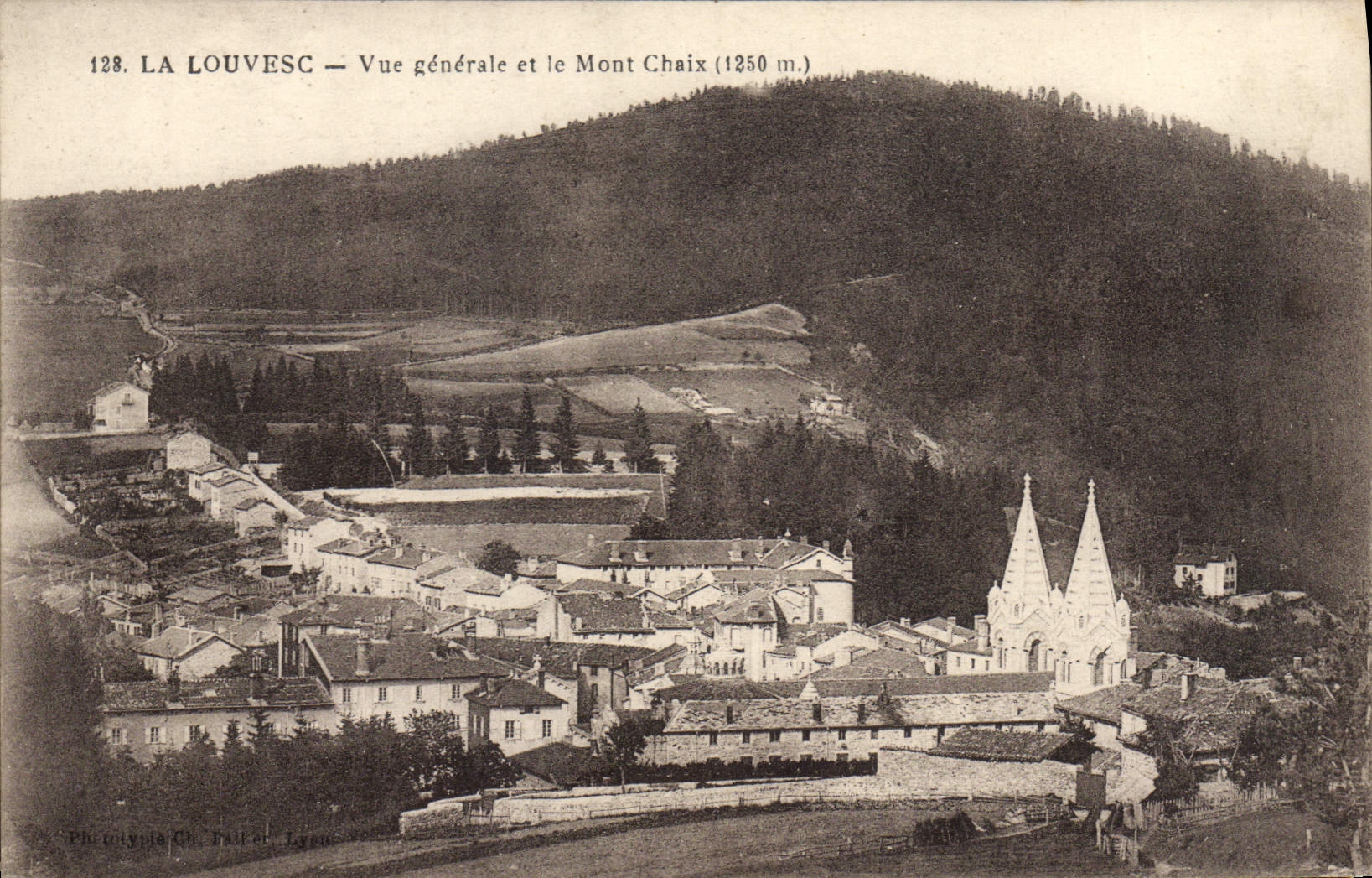 La Louvesc — Vue générale et le Mont Chaix (1250 m.) — Phototypie Che Paul, Lyon, n° 128