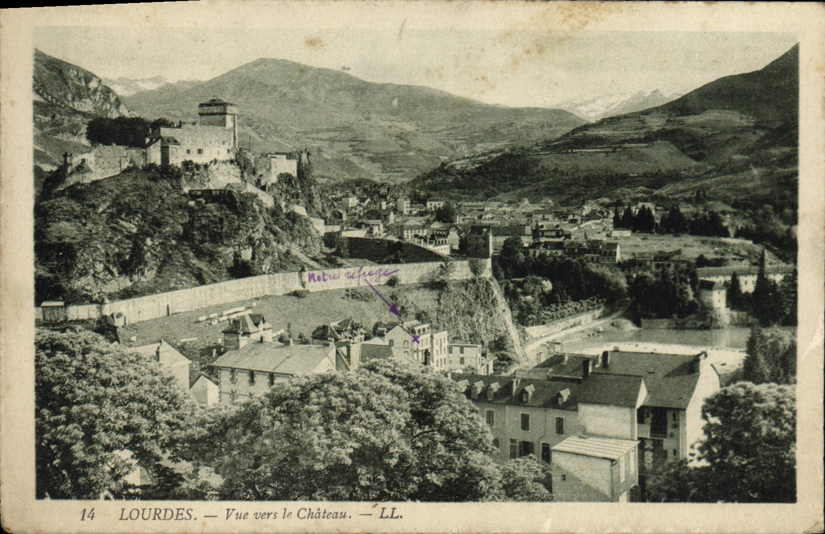 CPA Lourdes Vue Vers Le Chateau