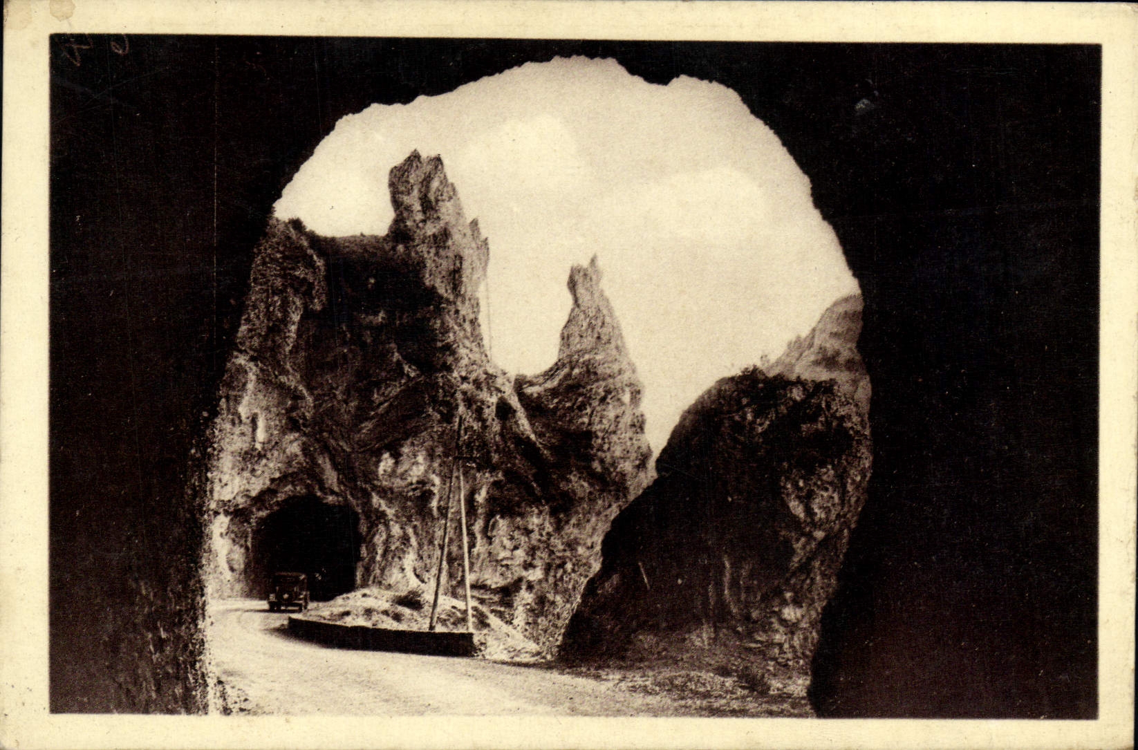 CPA Gorges De Daluis Les Tunnels de Guillaumes et les aiguilles
