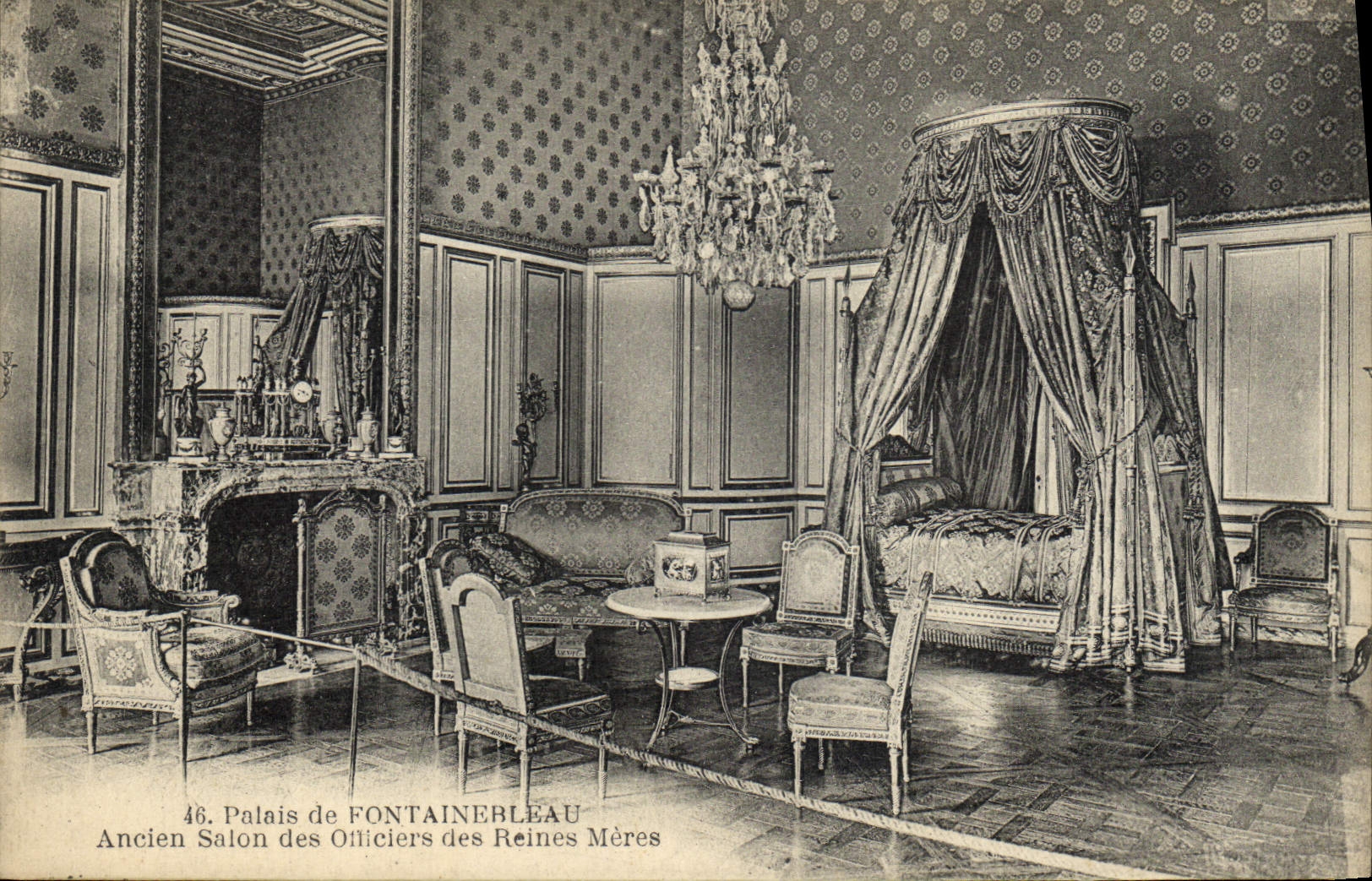 Palais de FONTAINEBLEAU — Ancien Salon des Officiers des Reines Mères — n°46