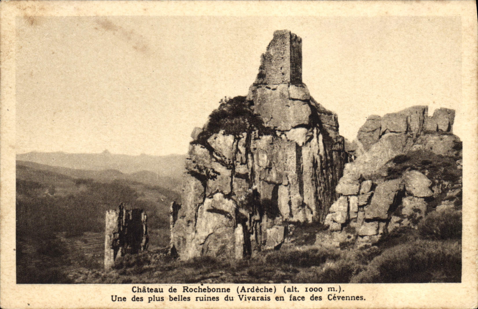 Château de Rochebonne (Ardèche) — ruines en face des Cévennes — alt. 1000 m.