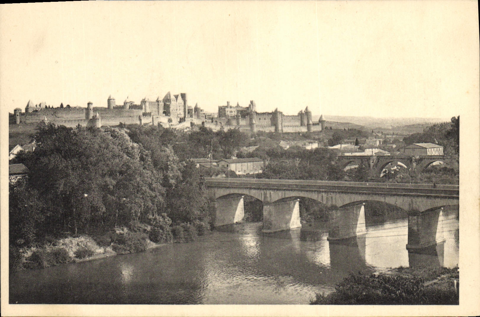 Cité de Carcassonne — Vue générale nord-ouest — Édition des Monuments Historiques, Paris