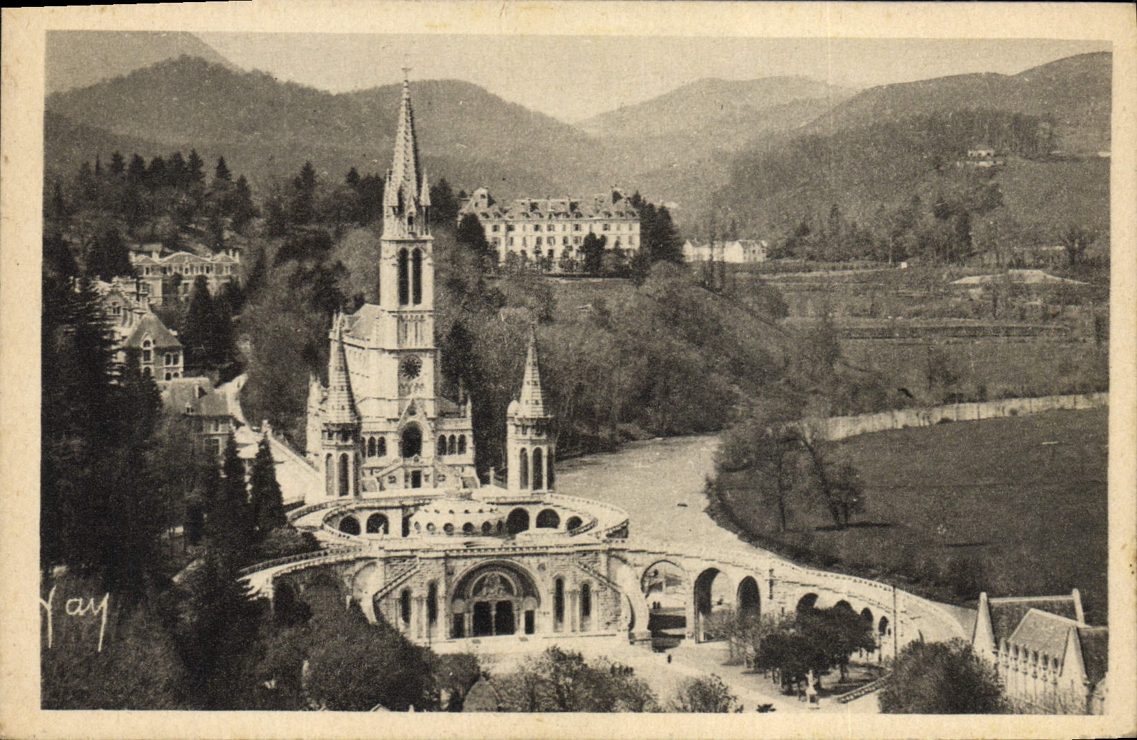 CPA Lourdes La Basilique Vue Du Chateau Fort