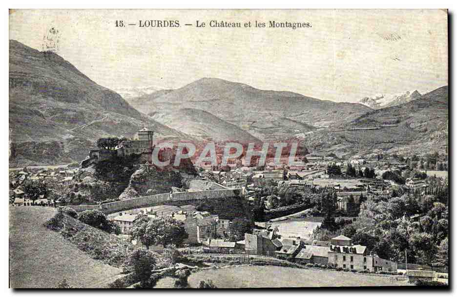 CPA Lourdes Le Chateau Et Les Montagnes