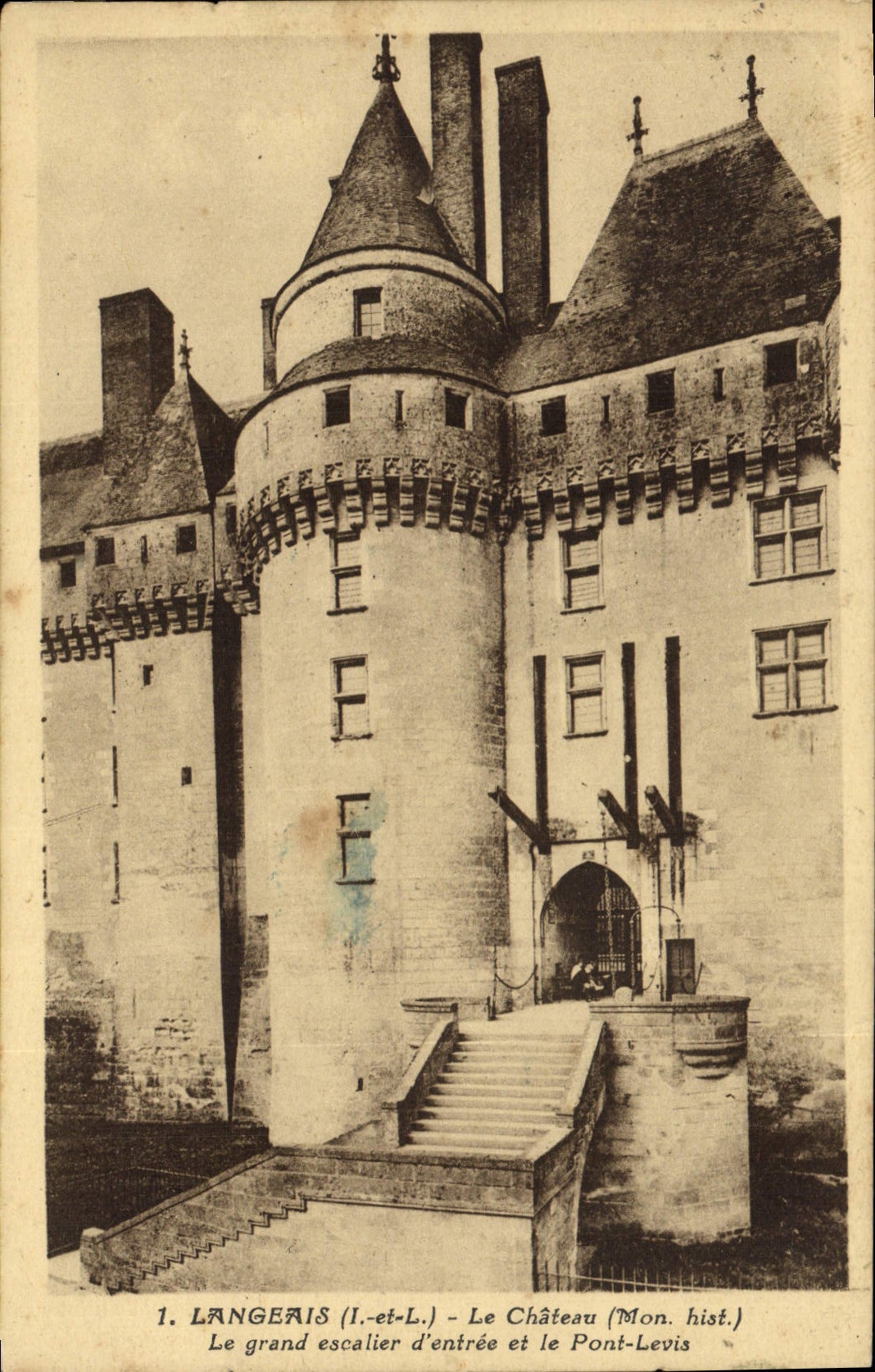 CPA Langeais Le Chateau Le Grand Escalier D'Entree et le pont levis
