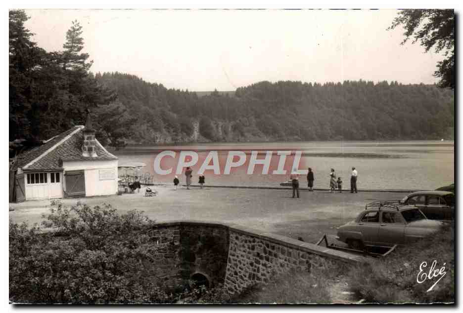 CPM L'Auvergne Pittoresque Et Touristique Lac Pavin La maisonnette du pecheur et le lac