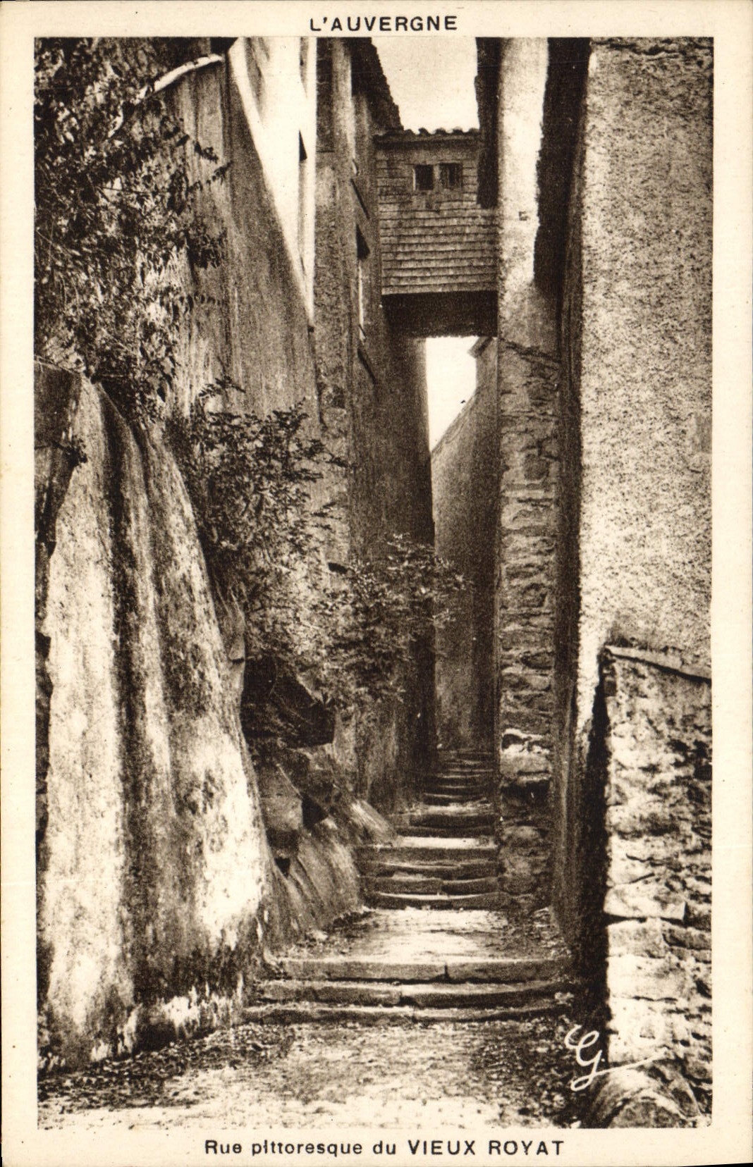 Rue pittoresque du Vieux Royat — L'Auvergne — éditeur J. Goultéanges, n° 435