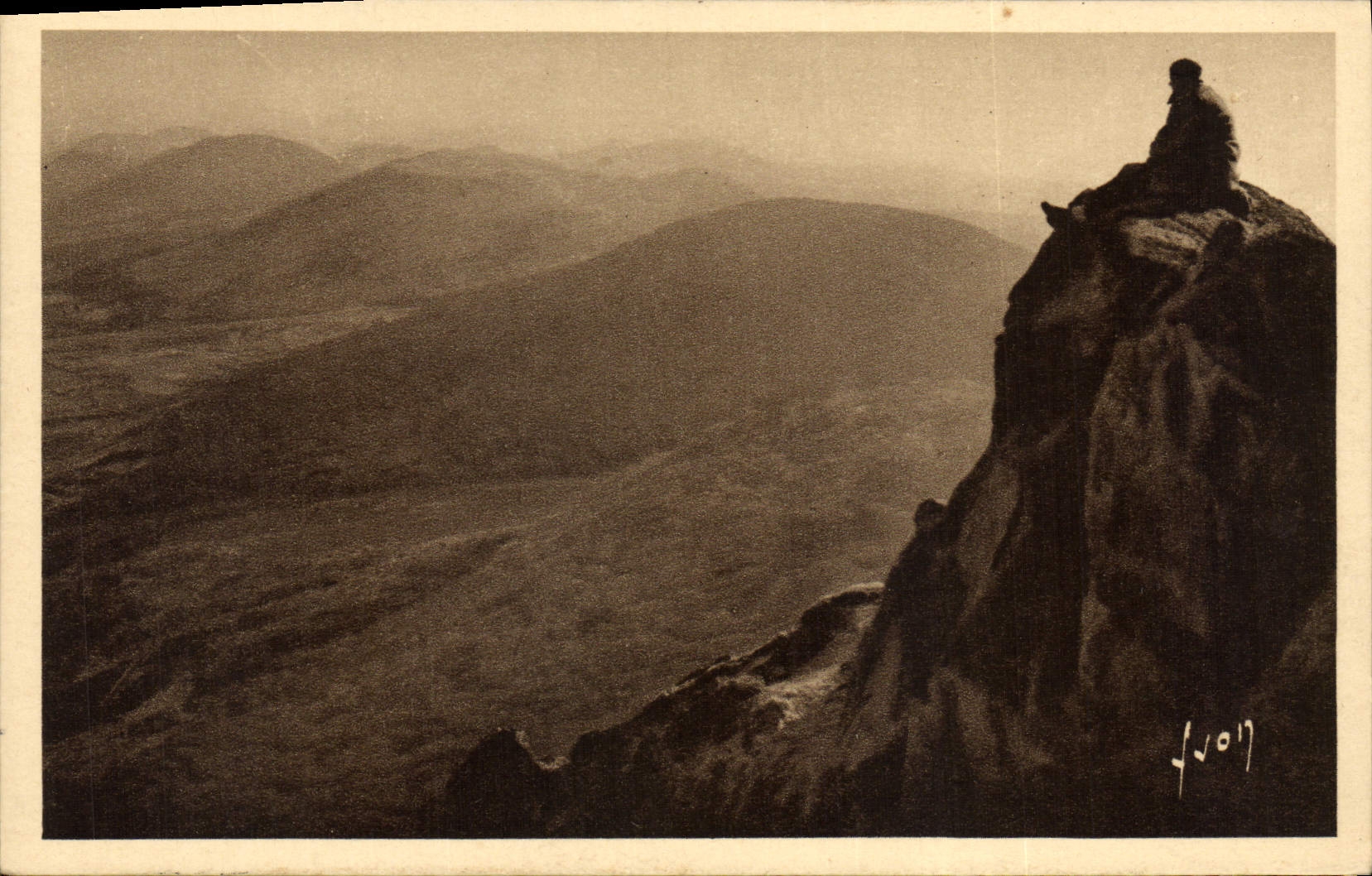 Environs de ROYAT (Puy-de-Dôme) — Du sommet du Puy de Dôme, vue sur la chaîne des Puys — Les Éditions d'Art VENIN, Paris