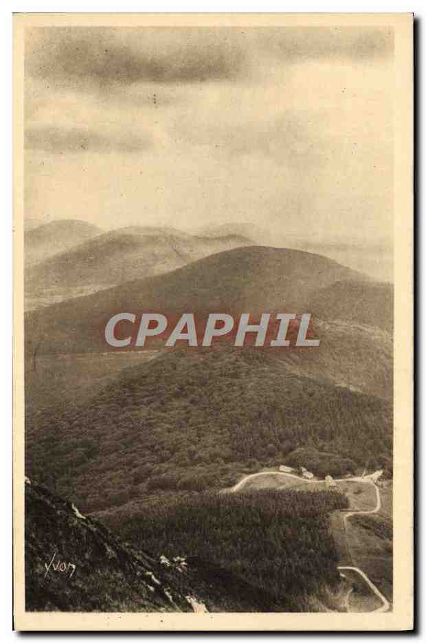 CPA L'Auvergne Clermont Ferrand Au Sommet du Puy de dome les Monts Domes ou chaine des Puys