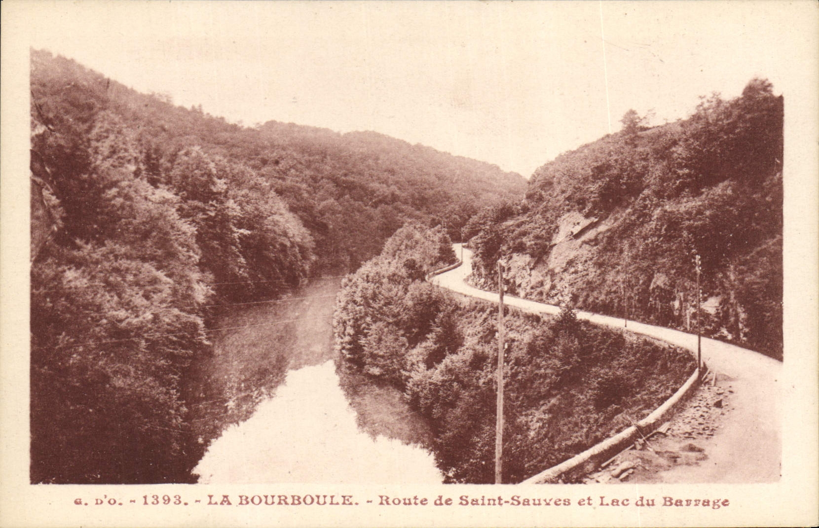 CPA L'Auvergne La Bourboule Route De Saint Sauves Et Lac Du Barrage