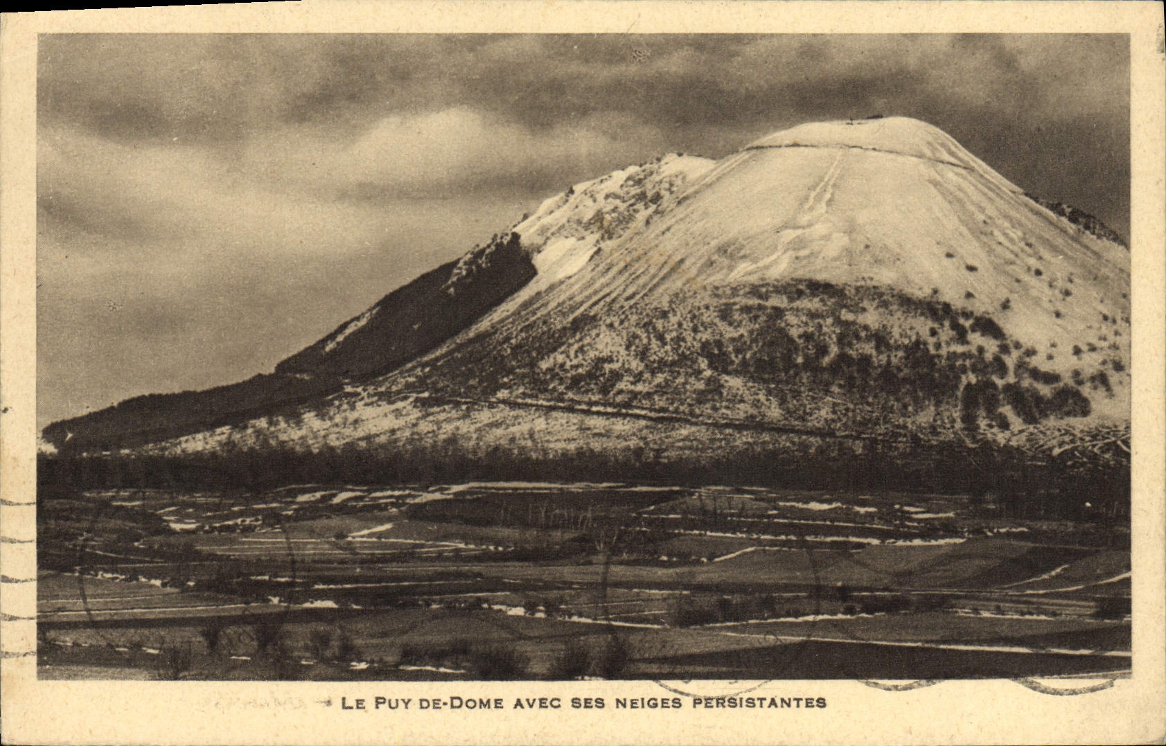 Le Puy-de-Dôme avec ses neiges persistantes — éditeur inconnu, n° de série non visible