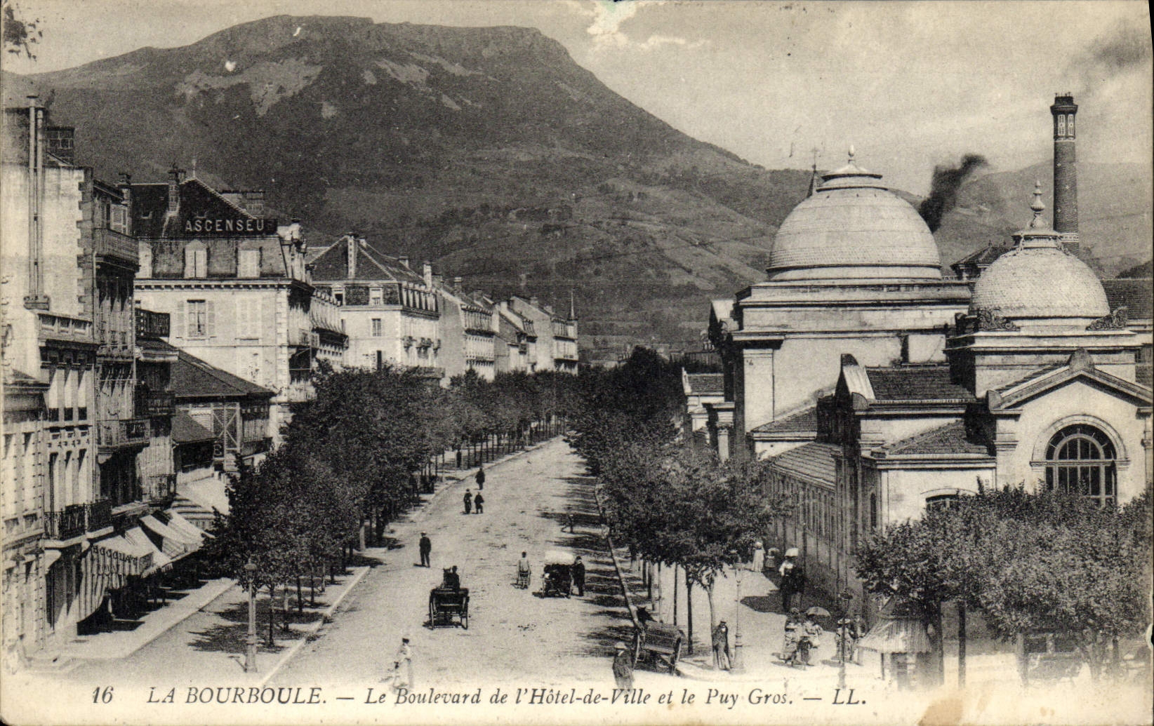 CPA La Bourboule Le Boulevard De l'Hotel De Ville Et Le Puy Gros