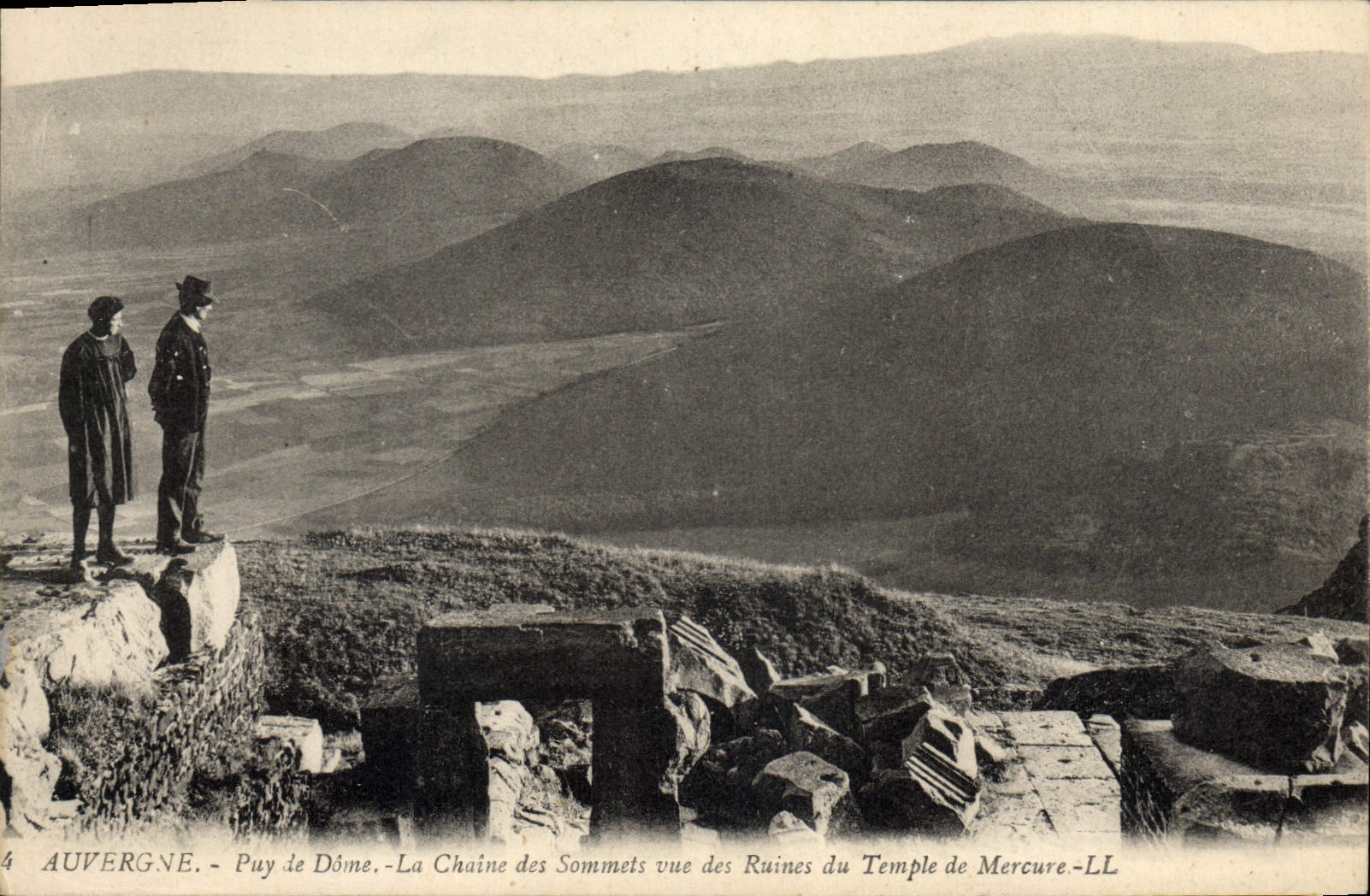 Auvergne - Puy de Dôme - La Chaîne des Sommets vue des Ruines du Temple de Mercure - LL
