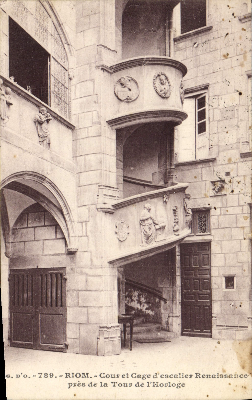 Cour et Cage d'escalier Renaissance près de la Tour de l'Horloge — Riom — J. Gouttingen, éditeur, n° 789