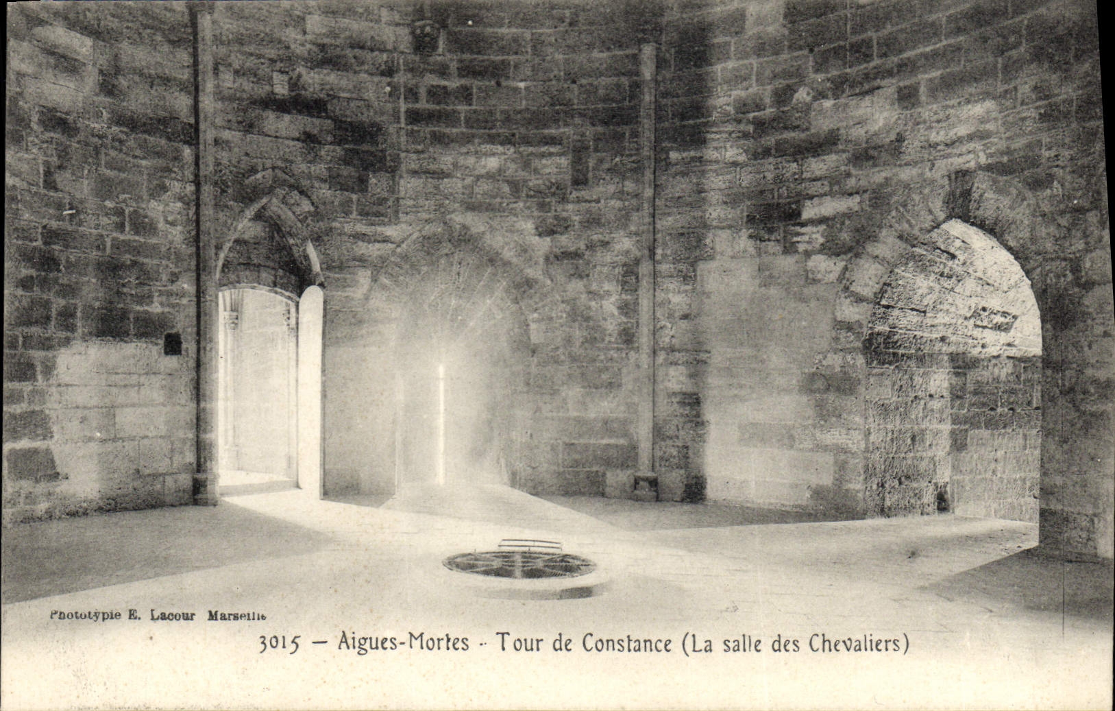 Aigues-Mortes - Tour de Constance (Die Ritterhalle) — Phototypie E. Lacour, Marseille, n° 3015