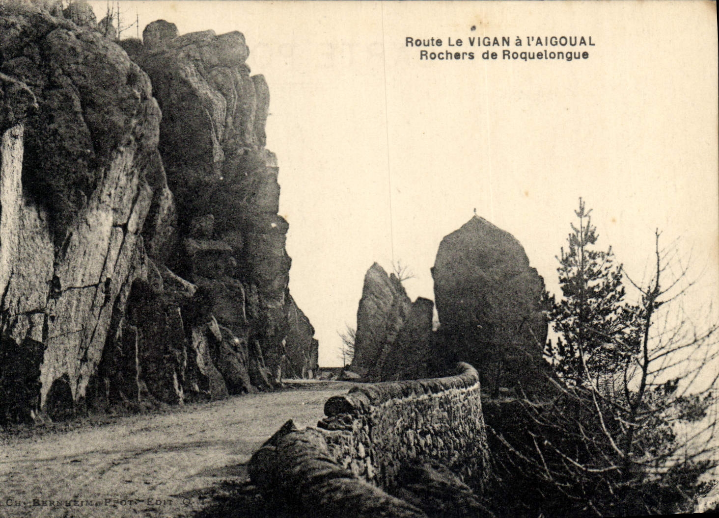 Route Le Vigan à l'Aigoual — Rochers de Roquelongue — Chy Bernheim Phot. Edit. O.T.