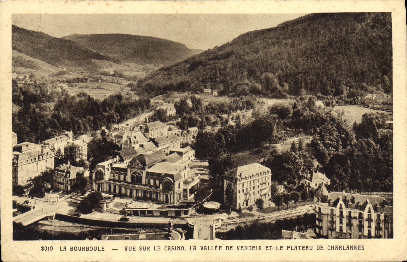 La Bourboule — Vue sur le casino, la vallée de Vendeix et le plateau de Charlannes — Édition La Cigogne, Imp. Brau
