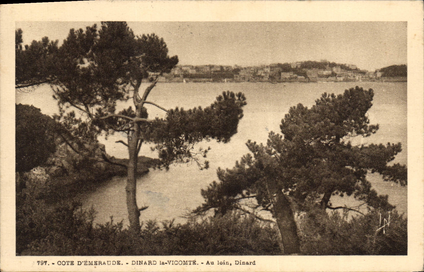 Côte d'Émeraude - Dinard la-Vicomté - Au loin, Dinard