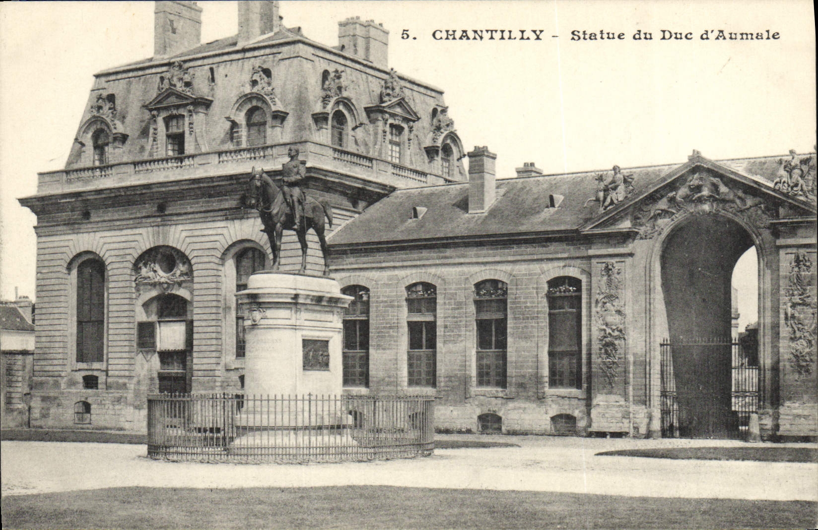 Chantilly - Statue du Duc d'Aumale — Héliotypie A Bourdier Versailles, n°5