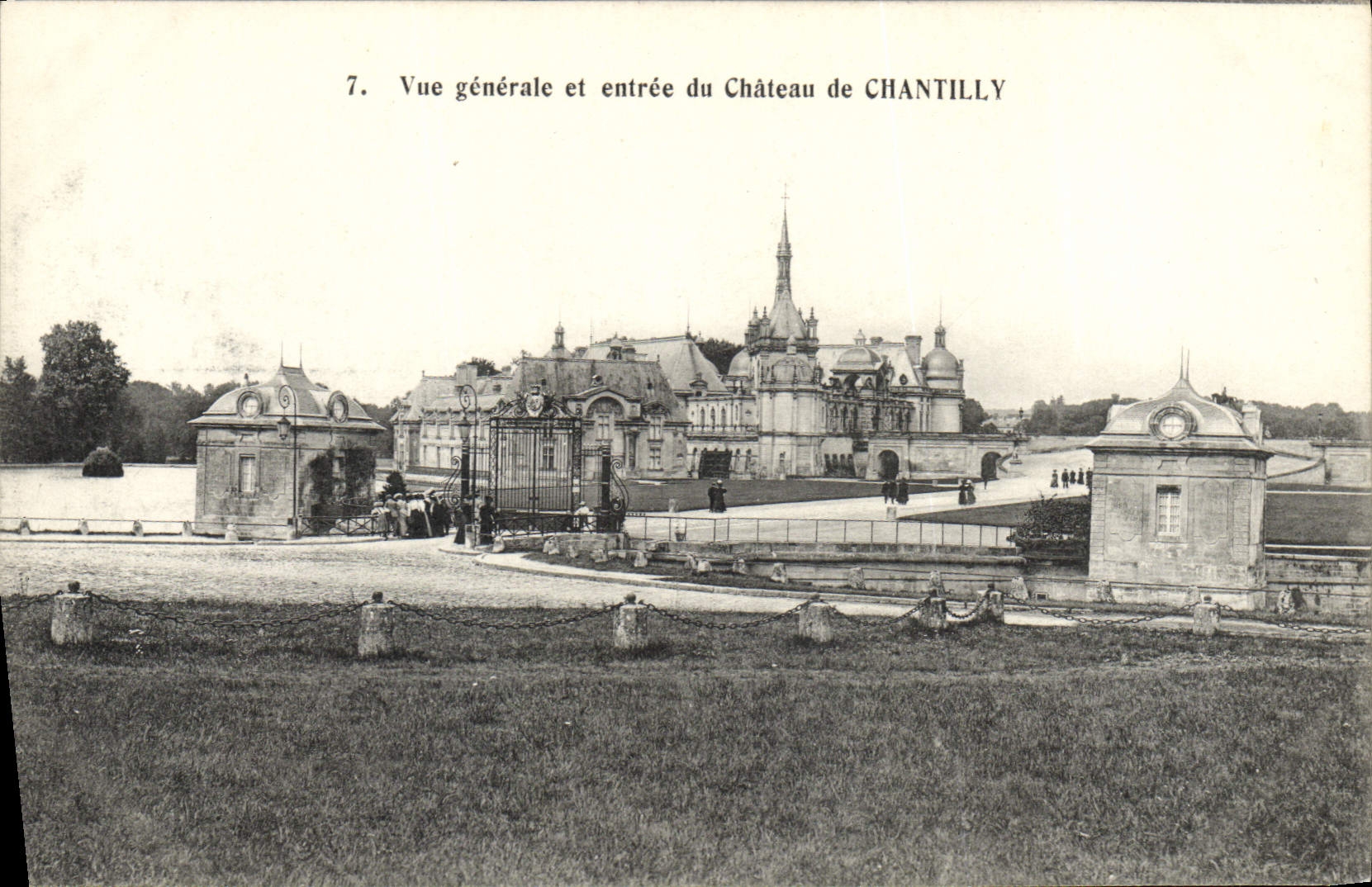 Château de Chantilly — Vue générale et entrée — Héliotypie Bourdier et Faucheux, Versailles