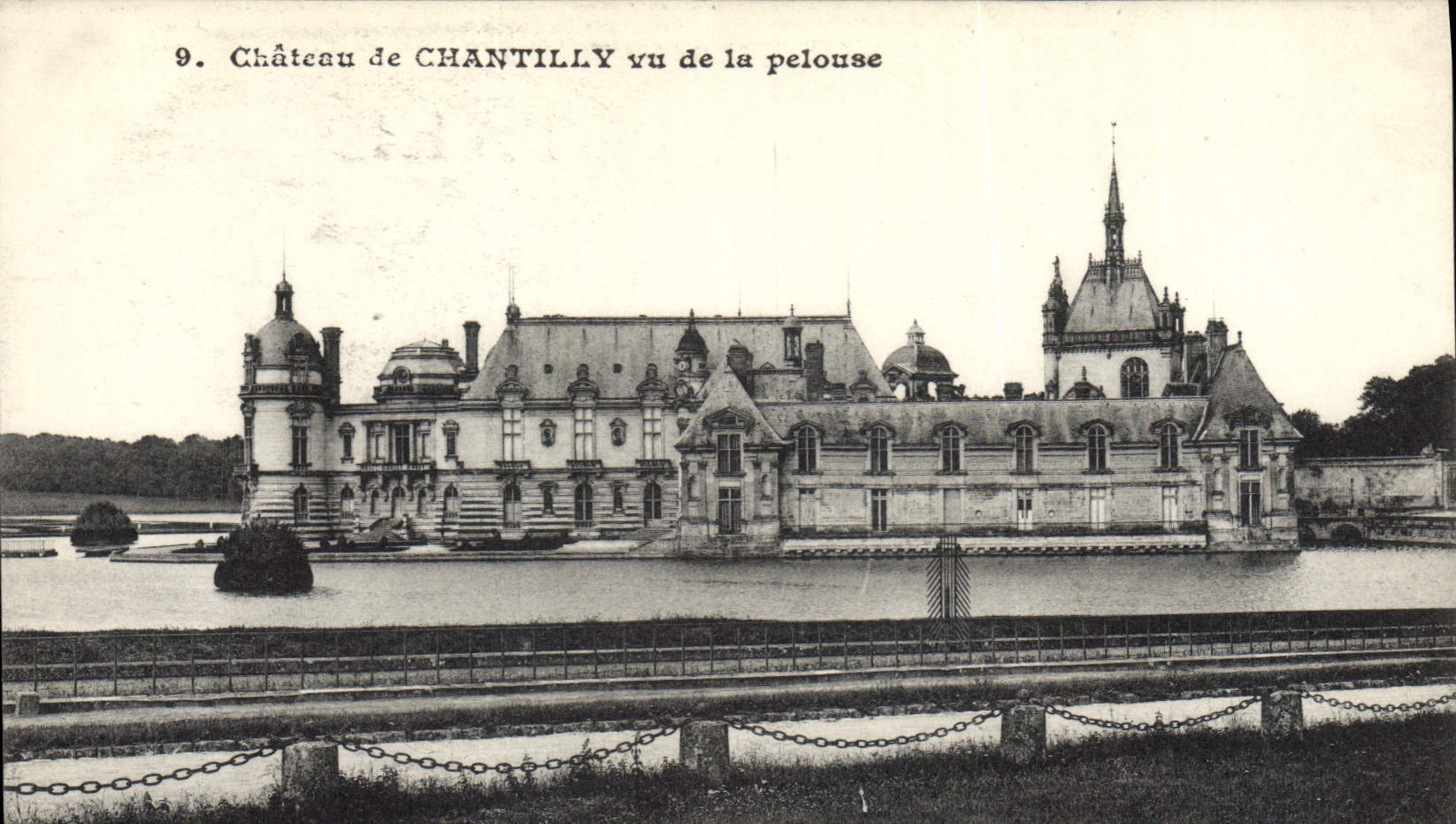 Schloss CHANTILLY von der Wiese aus gesehen — n°9 — Verlag A. Bourdier Versailles
