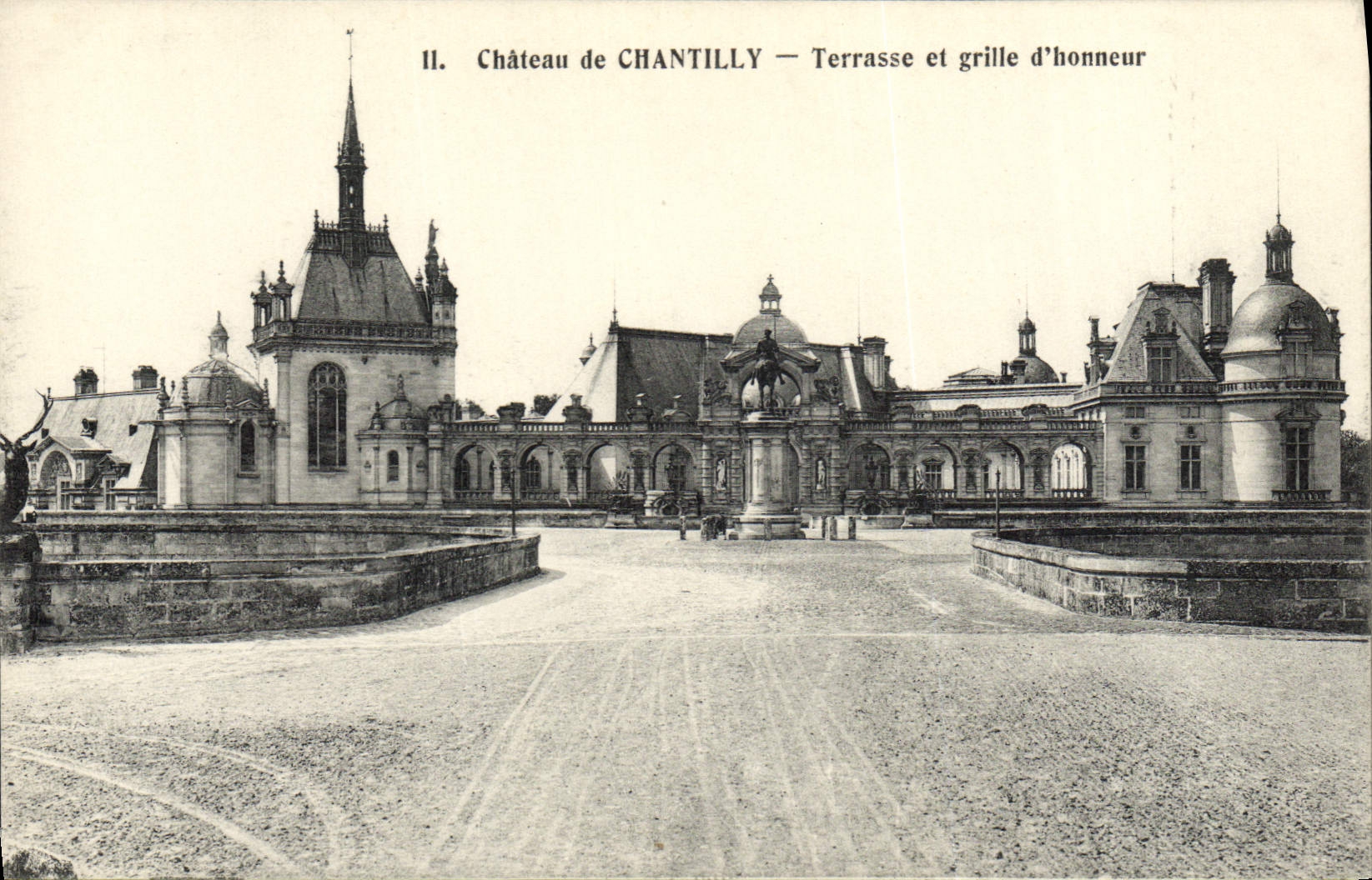 CPA Chateau De Chantilly Terrasse Et Grille D'Honneur