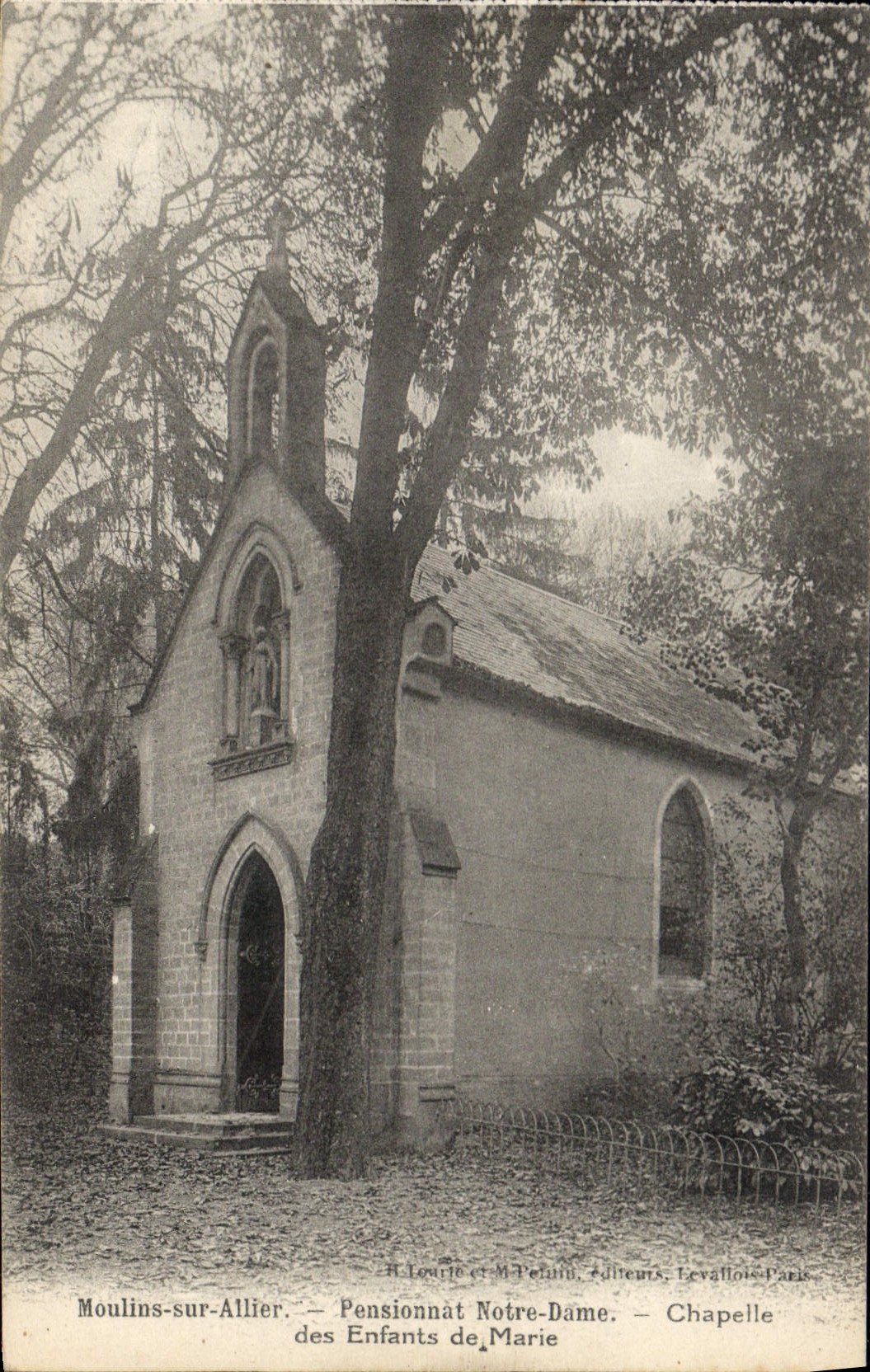 Moulins-sur-Allier — Pensionnat Notre-Dame — Chapelle des Enfants de Marie — H. Lourie et M. Pelain, éditeurs, Levavlos-Paris