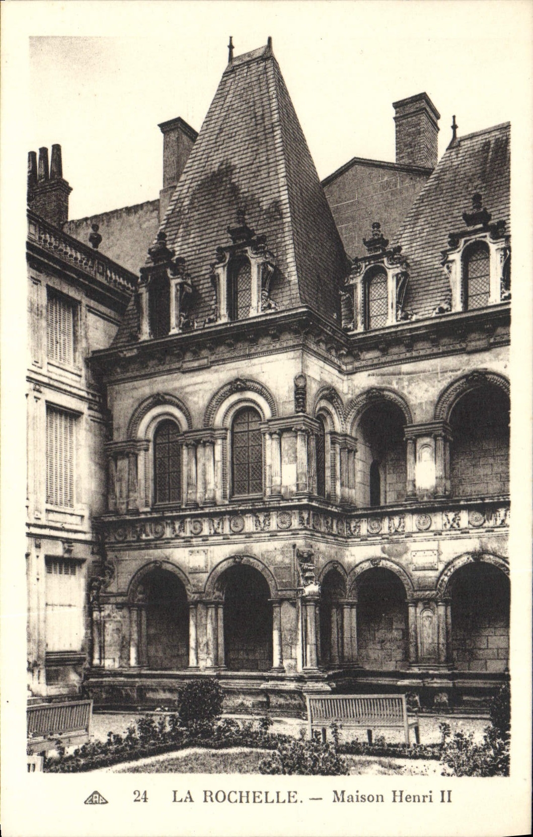 CPA La Rochelle Maison Henri II