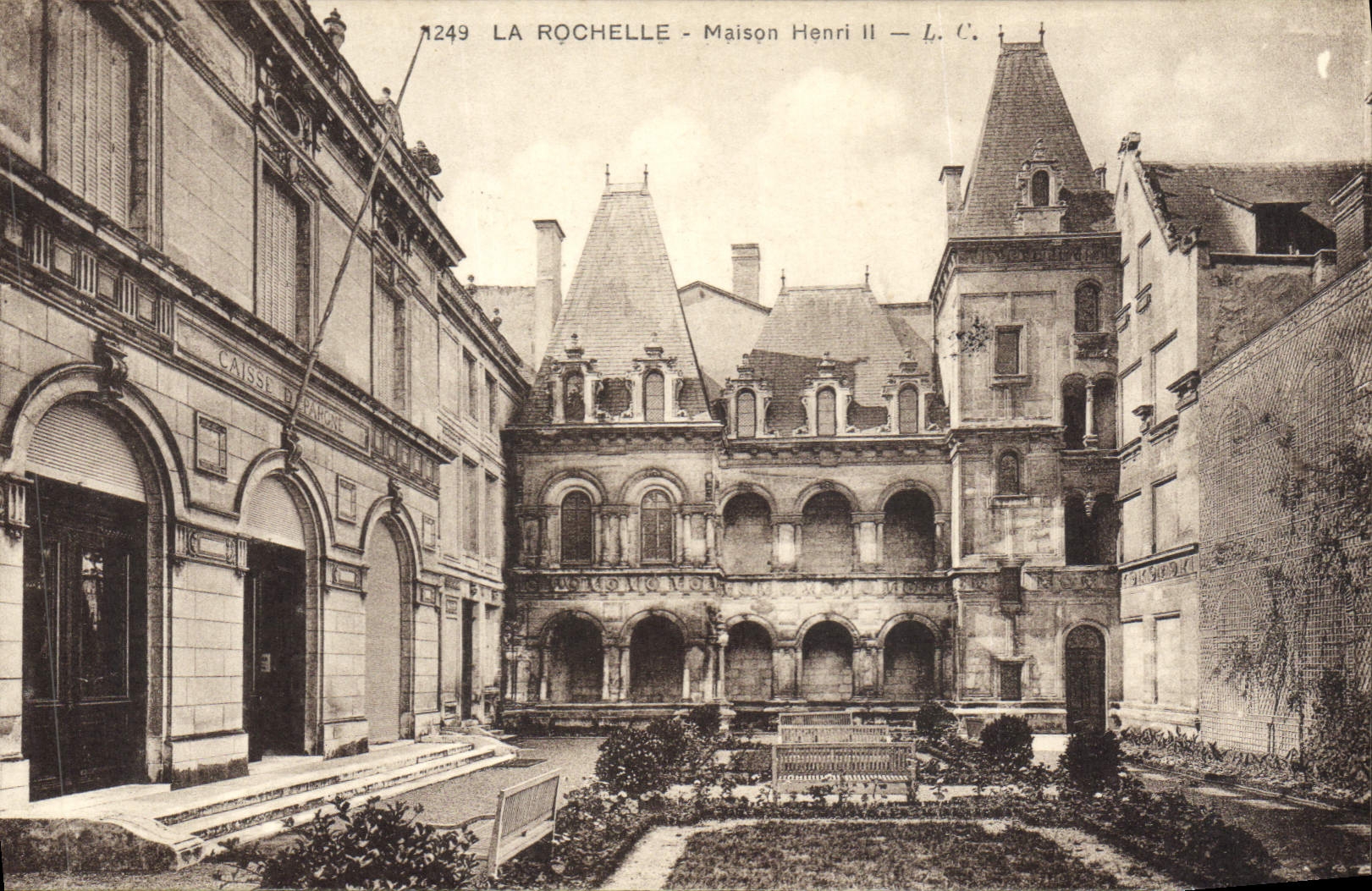 CPA La Rochelle Maison Henri II