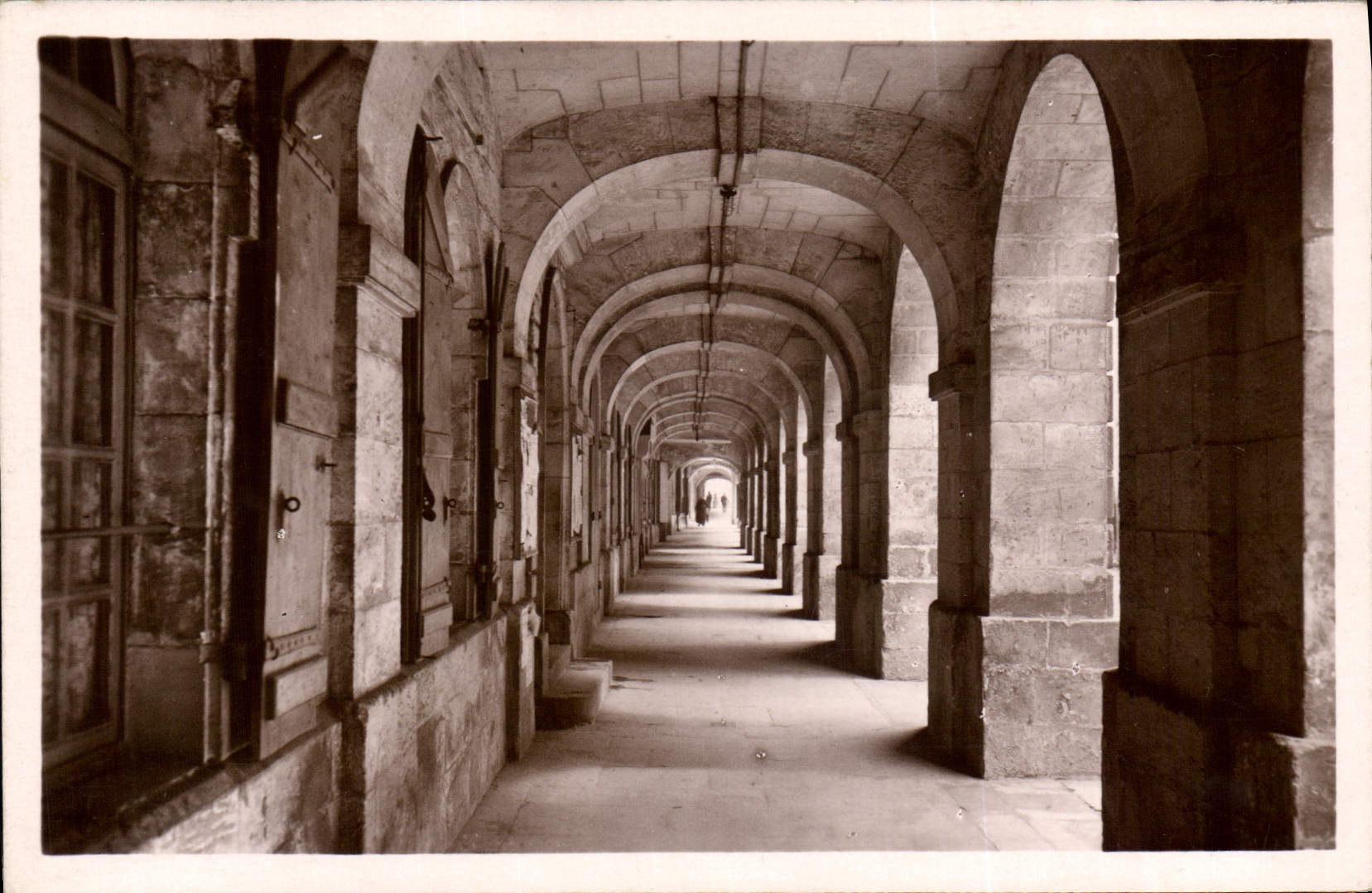 Les Arcades du Palais — La Rochelle — éditeur 'Real-Photo' P. Strasbourg, n°32