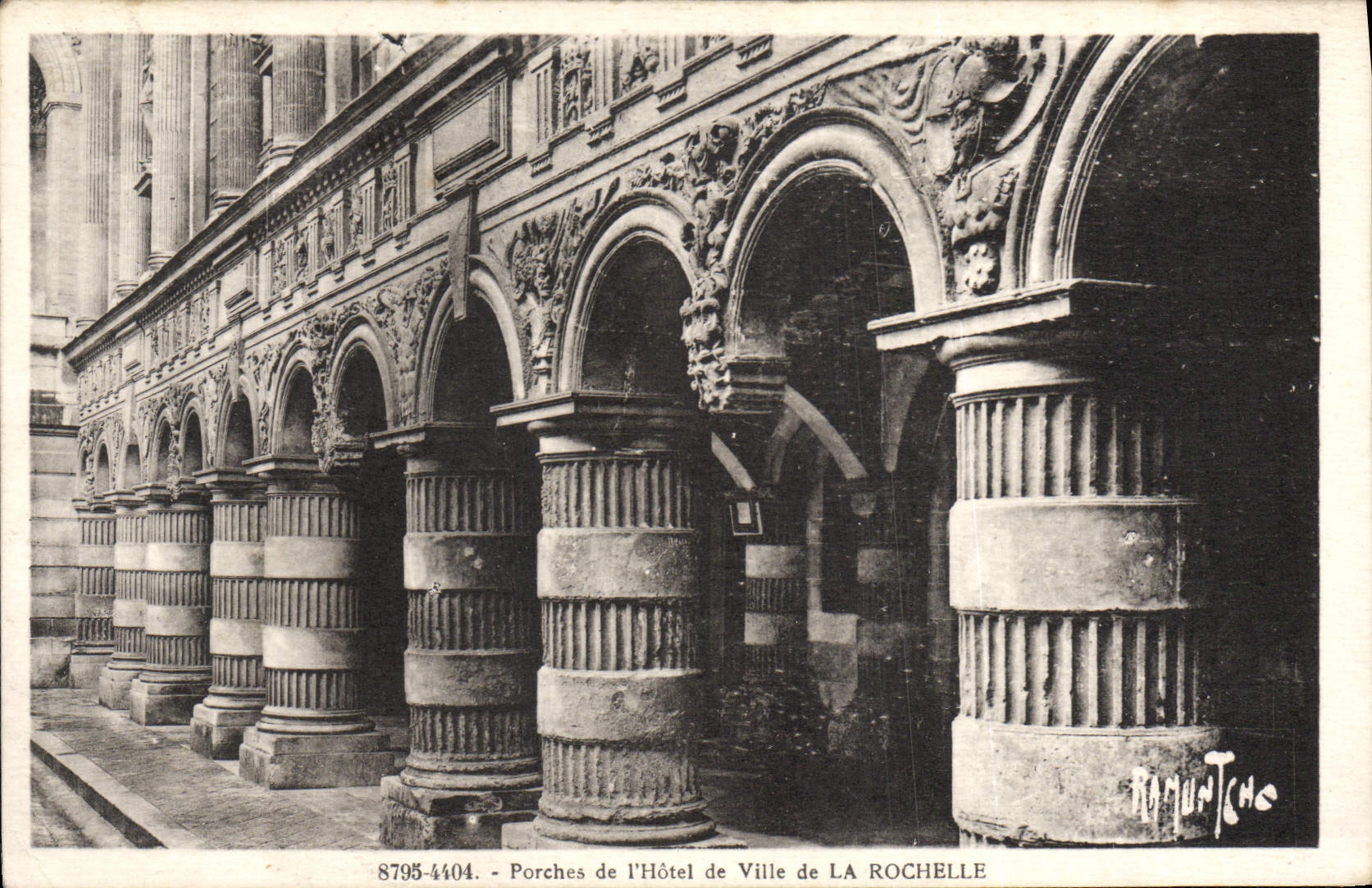 Porches de l'Hôtel de Ville de LA ROCHELLE — éditeur RagunTche, n° 8795-4404