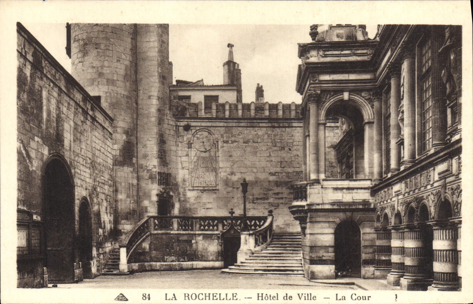 La Rochelle — Hôtel de Ville — La Cour