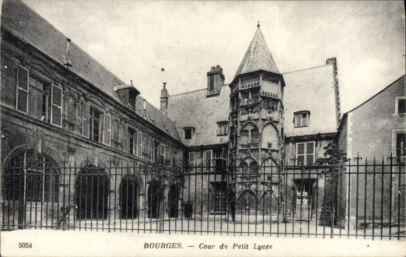 CPA Bourges Cour du petit Lycee