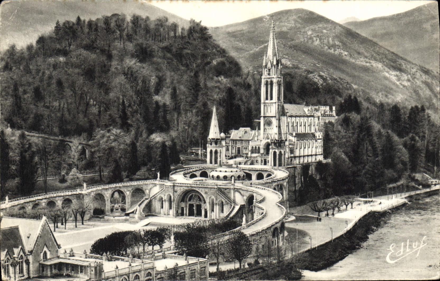 CPA Lourdes Vue D'Ensemble Sur La Basilique