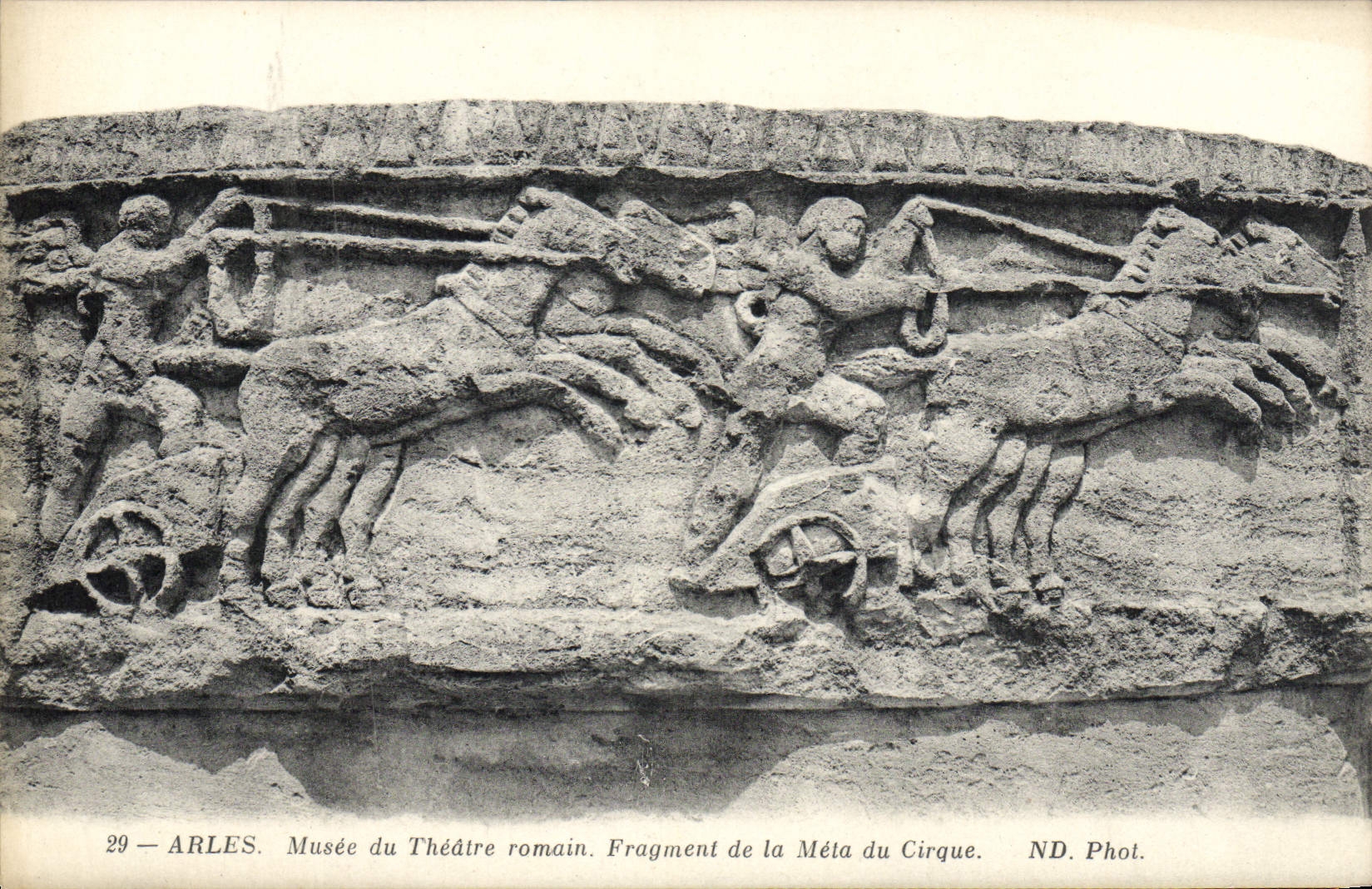 CPA Arles Musee Du Theatre Romain Fragment de la Meta du cirque