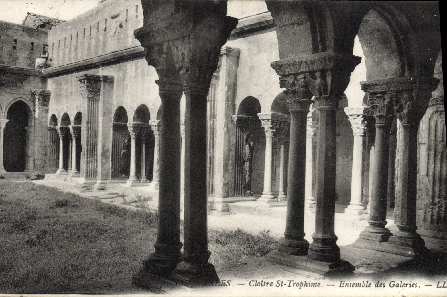 Cloître St-Trophime — Ensemble des Galeries — Arles